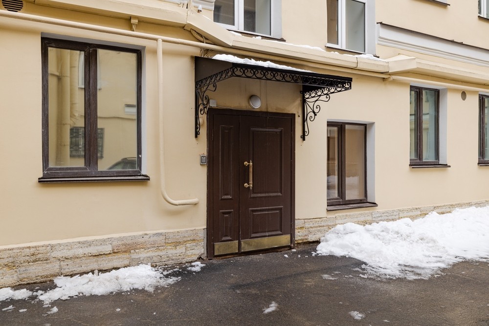 Кухня з баром Кухня з барною стійкою та стильними стільцями для фото оренди квартири