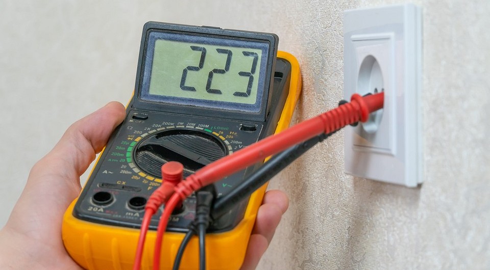 Вимірювання напруги мультиметром Мультиметр показує вимірювання напруги під час діагностики електромережі в будинку.