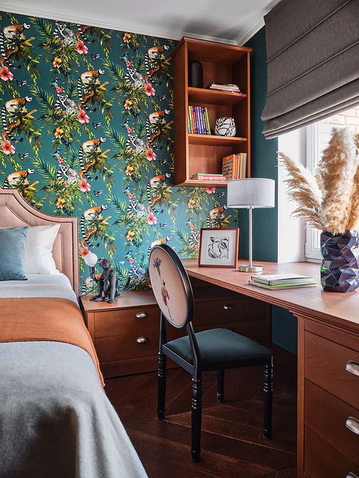 Акцентна стіна в спальні Сучасна спальня з акцентною стіною, обклеєною фотошпалерами, поєднання кольорів в інтер'єрі