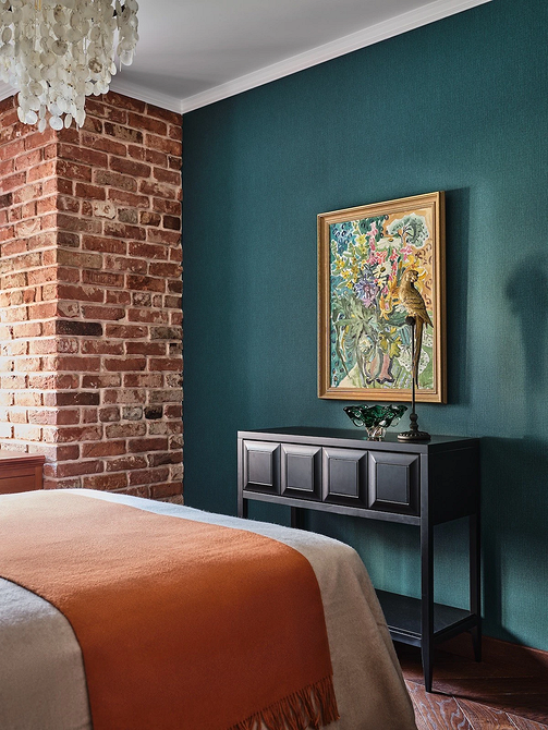 Геометрія в інтер'єрі Вітальня з поєднанням однотонних шпалер та шпалер з геометричним візерунком, дизайн 2026