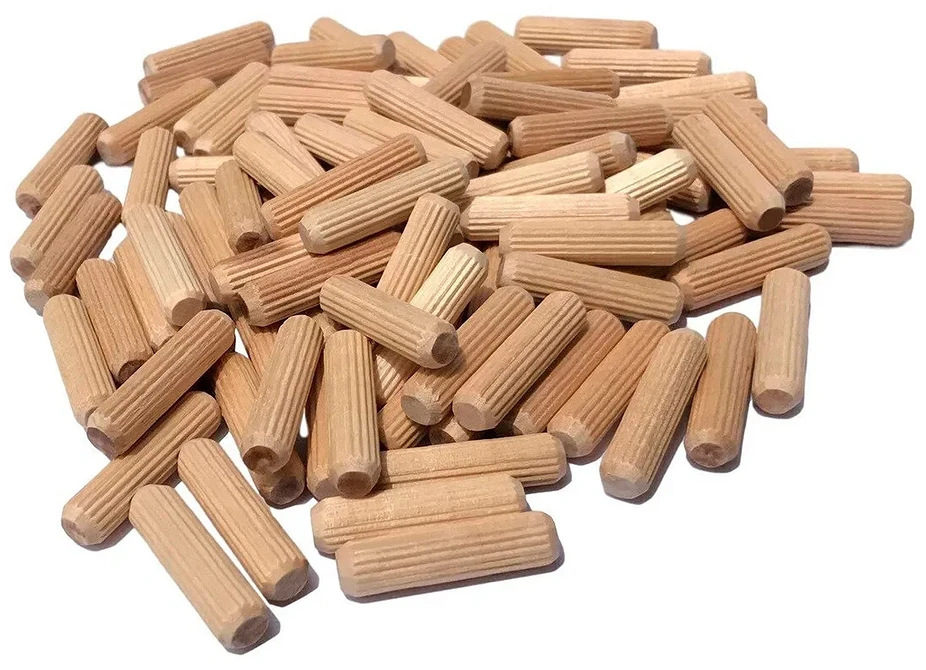 Сучасний дизайн інтер'єру з використанням декоративних рейок на стінах і стелі