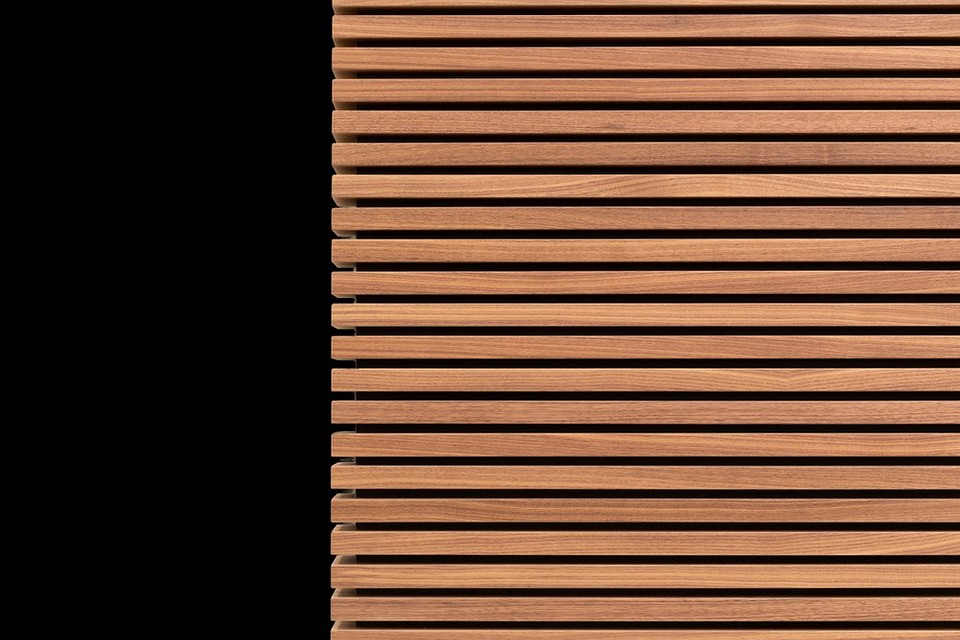 Ілюстрація правильного монтажу декоративних рейок для створення стильного акценту на стіні