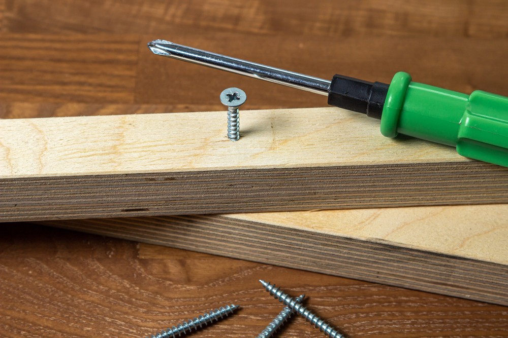 Ідеї для використання декоративних рейок на стелі для створення оригінального дизайну 2026