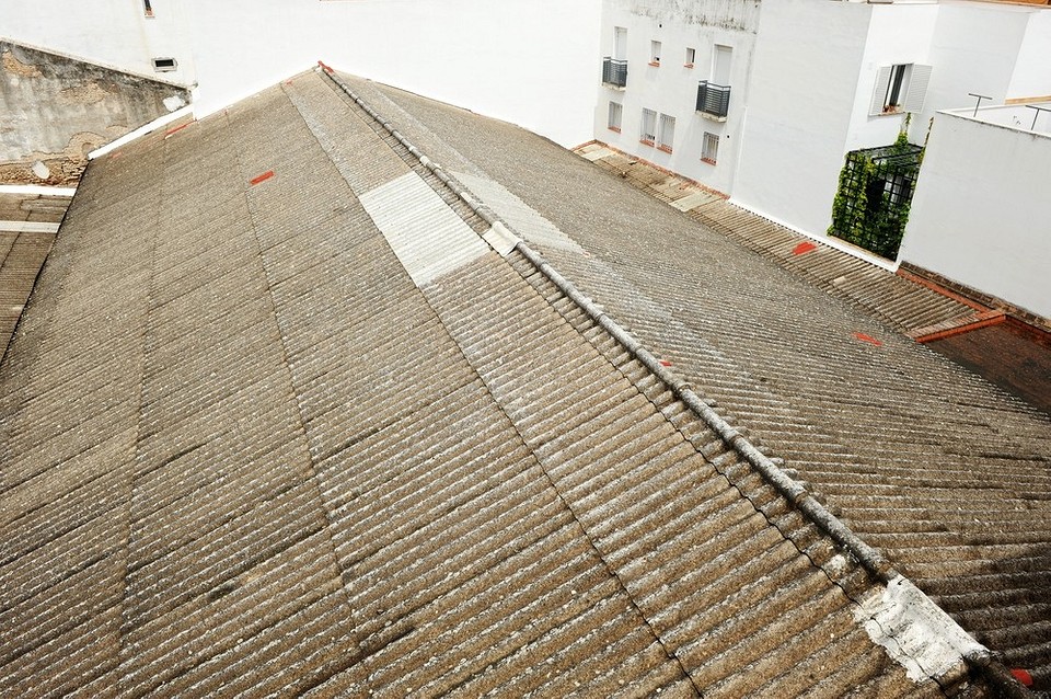 Корисні поради по шиферу Детальна інструкція з монтажу шиферної покрівлі: корисні поради та рекомендації.