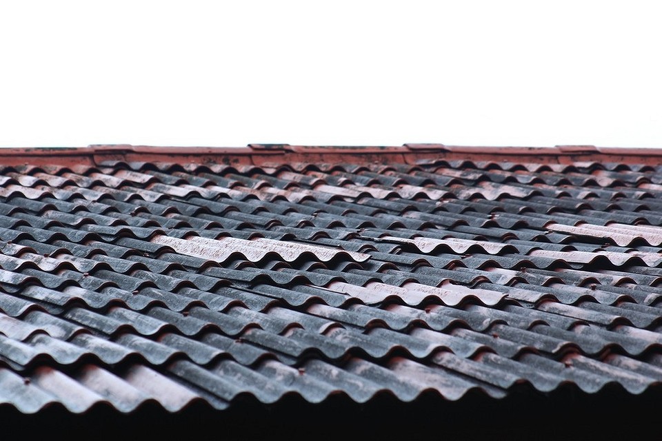 Безпечне кріплення шиферу Кріплення шиферу до даху: детальна інструкція з правильного встановлення та безпеки.