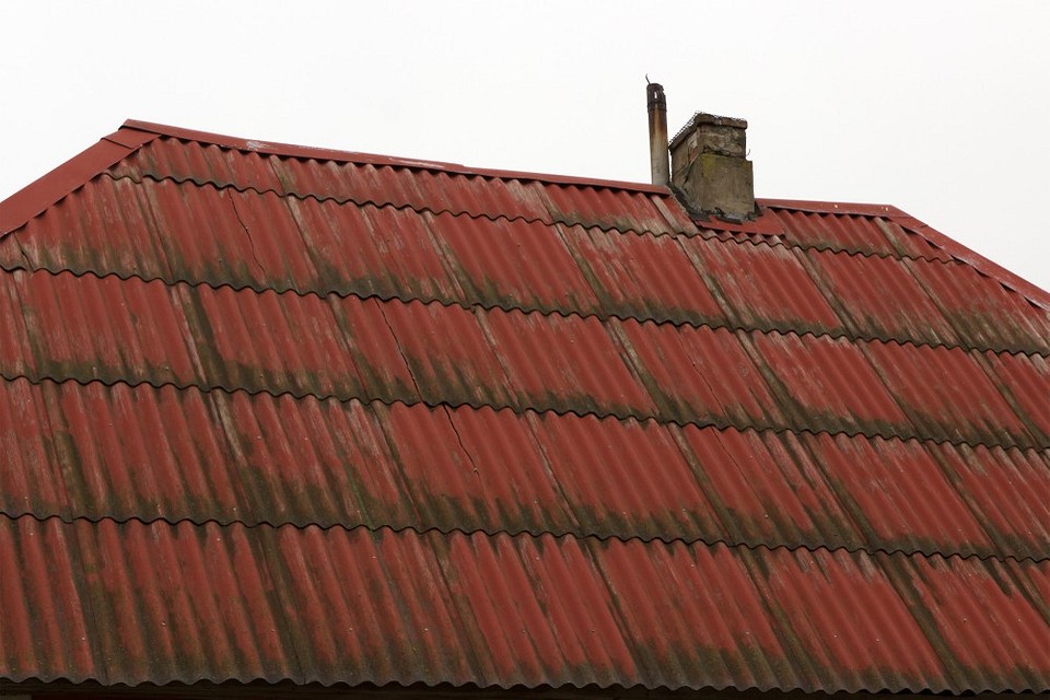 Безпека при роботі Техніка безпеки при роботі з шифером: захист під час монтажу покрівлі.