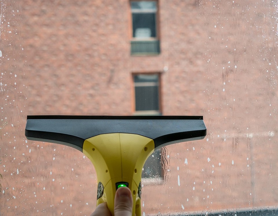 Прибирання килимів та м'яких меблів миючим пилососом: ефективне видалення бруду.