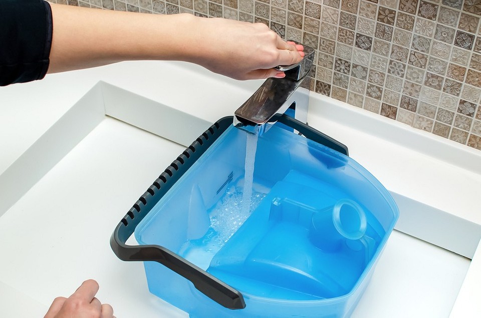 Очищення дзеркала миючим пилососом: бездоганний блиск без розводів та плям.