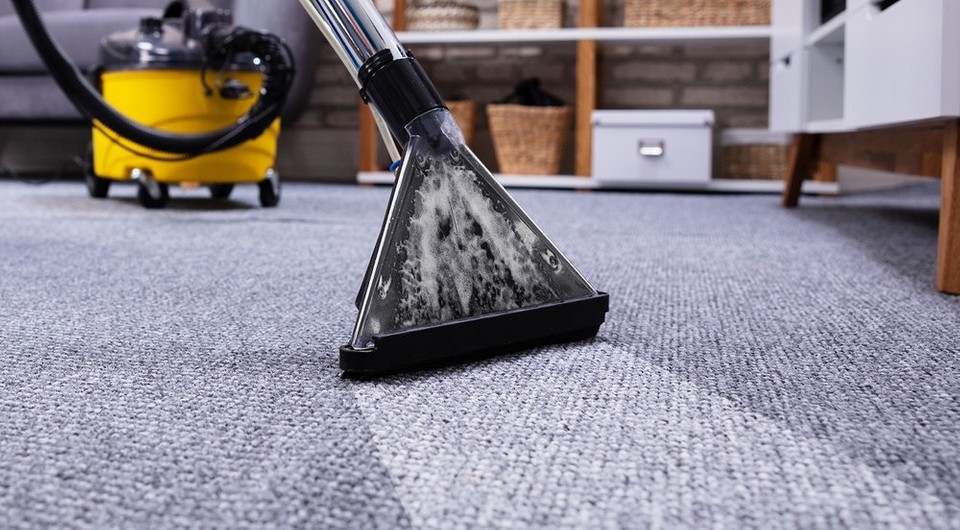 Миючий пилосос прибирає підлогу: ідеальна чистота в домі з пилососом.