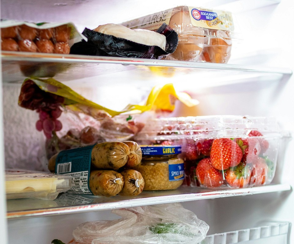 Економія та свіжість продуктів Регулювання температури в холодильнику для економії електроенергії та правильного зберігання їжі