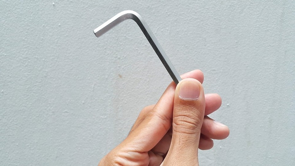 Регулювання дверної петлі Регулювання петлі пластикових дверей шестигранним ключем для усунення провисання