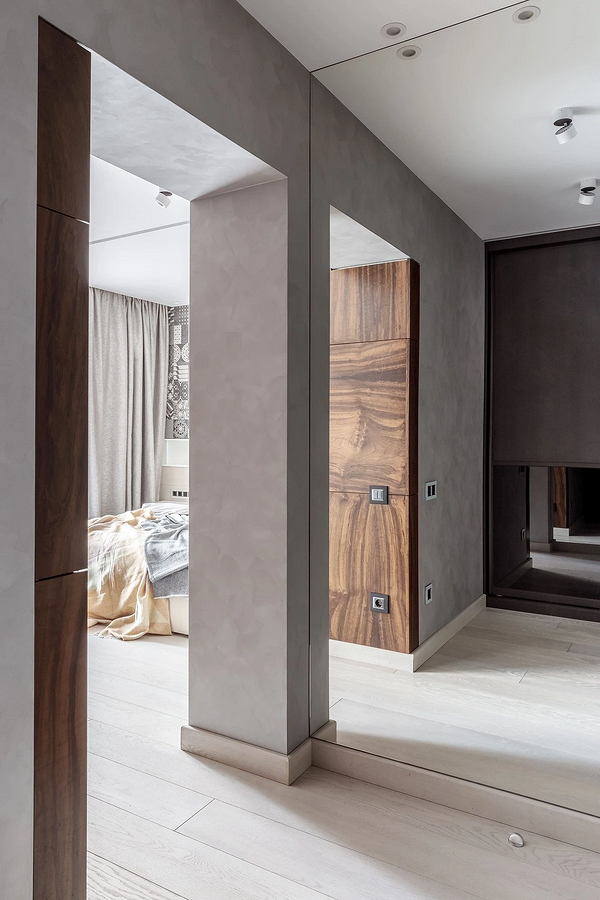 Сучасний інтер'єр з білим плінтусом, що контрастує з темною підлогою