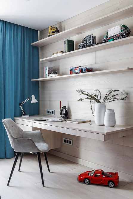 Інтер'єр з використанням плінтуса для приховування комунікацій вздовж стін