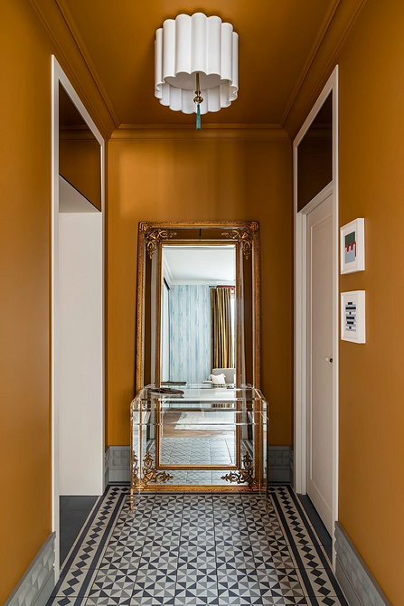 Кімната з плінтусом, що захищає стіни від пошкоджень і забруднень