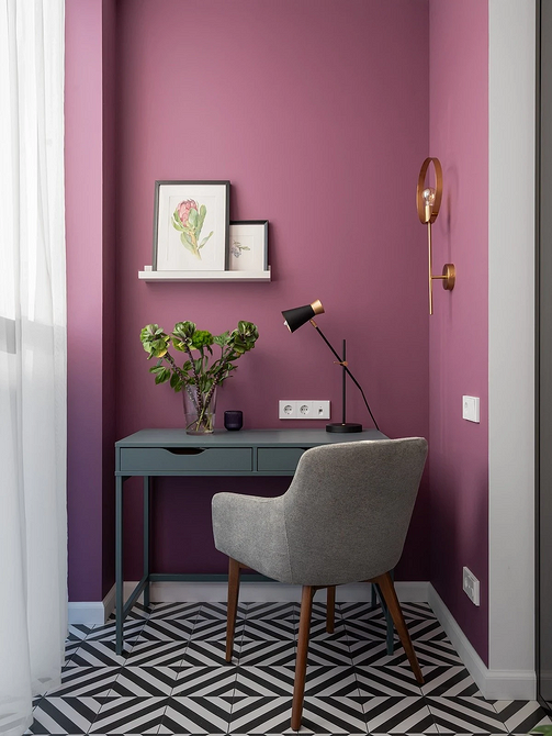 Дизайн кімнати з плінтусом, підібраним під колір підлогового покриття