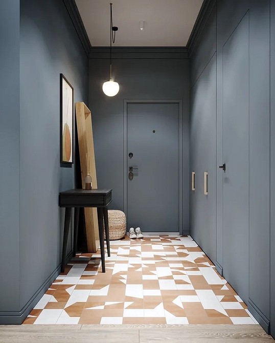 Світлий плінтус в інтер'єрі, що маскує нерівності стін та додає кімнаті світла.