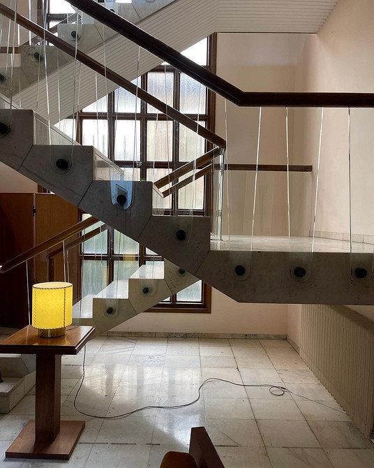 Елегантний інтер'єр з плінтусом, який підкреслює стиль та розкіш