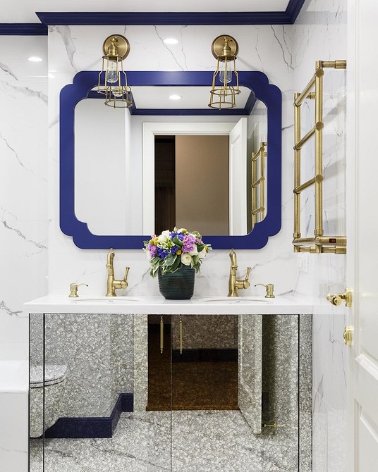 Приклад плінтуса, що гармоніює з кольором дверей, створюючи єдиний стиль в інтер'єрі