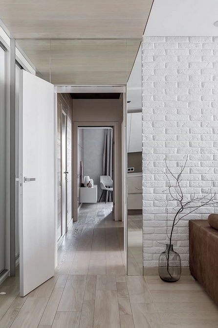 Сучасний інтер'єр з використанням кольорового плінтуса, акцентна деталь