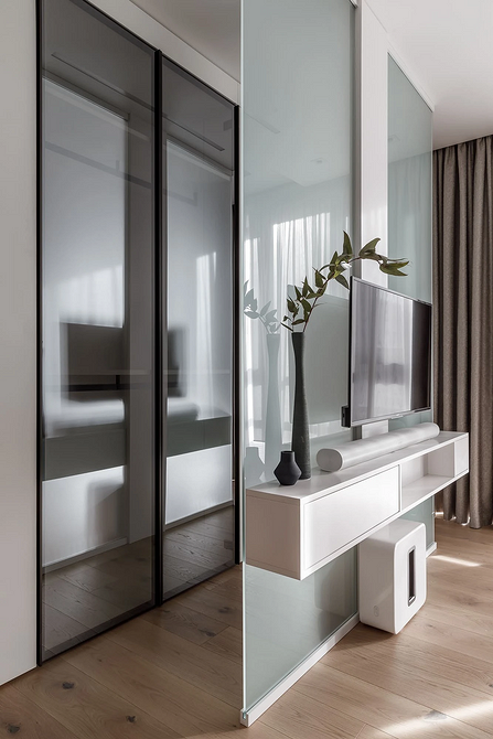 Світлий плінтус в інтер'єрі, що візуально збільшує простір та додає легкості