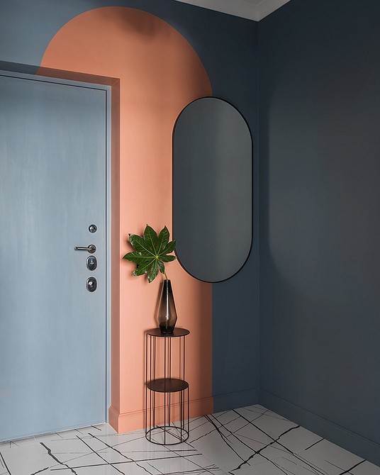 Інтер'єр з дерев'яним плінтусом, що додає тепла та затишку, натуральні матеріали