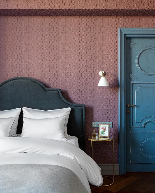 Темний плінтус, що підкреслює лінію підлоги та додає глибини інтер'єру