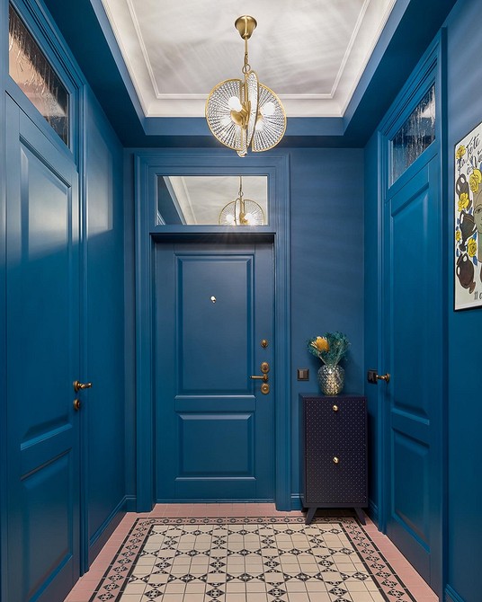 Сучасний інтер'єр: білий плінтус, що контрастує з темною підлогою, додає вишуканості