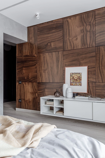 Світла кімната з плінтусом нейтрального кольору, що додає затишку