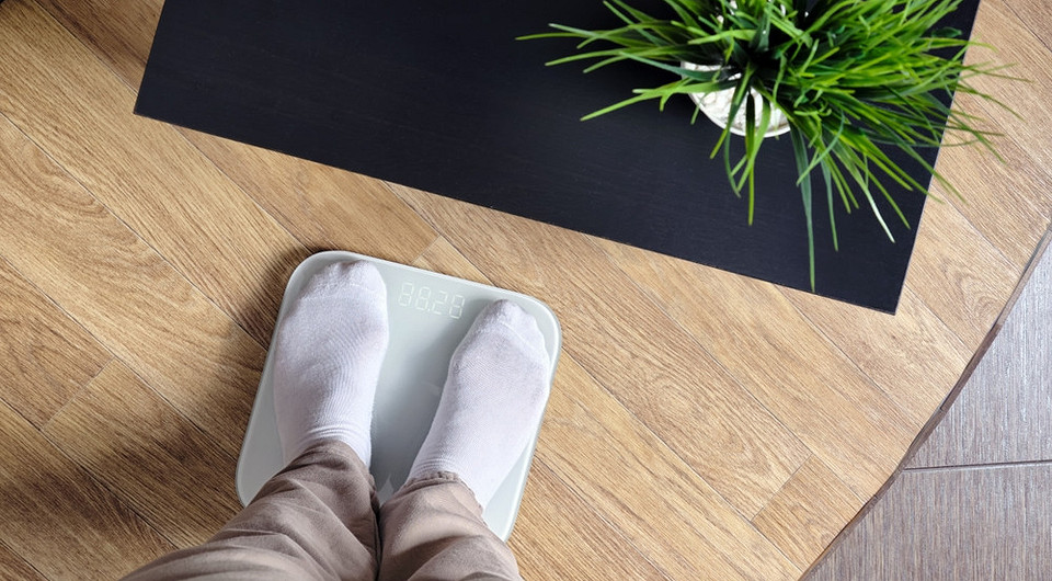 Контроль ваги: ваги + смартфон Електронні ваги показують вагу, підключення до смартфону для контролю ваги.