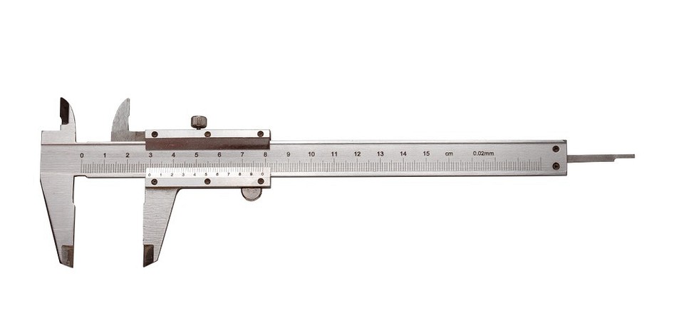 Використання штангенциркуля для вимірювання діаметра труби; інструмент та труба крупним планом.