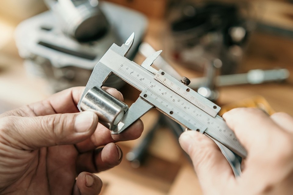 Покрокова інструкція як користуватися штангенциркулем для отримання точних вимірювань.