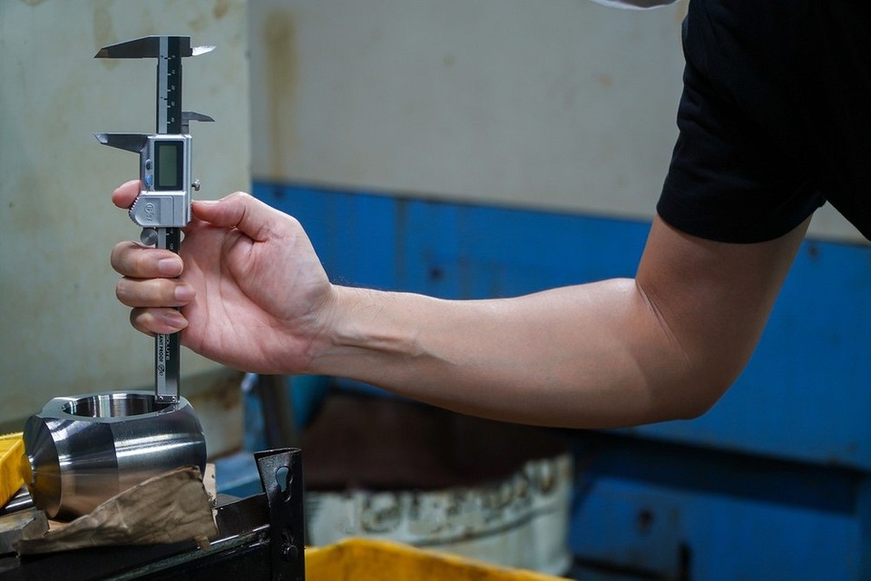 Штангенциркуль: інструмент для вимірювання внутрішніх розмірів деталей; крупний план.