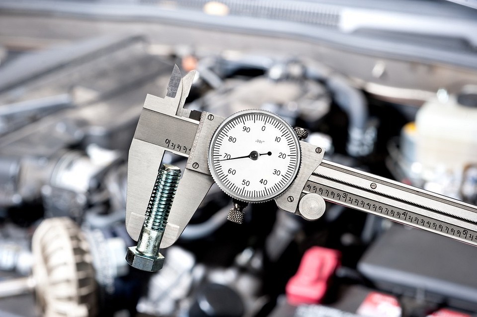 Штангенциркуль з ноніусом: крупний план вимірювальної шкали для детального зчитування показників.