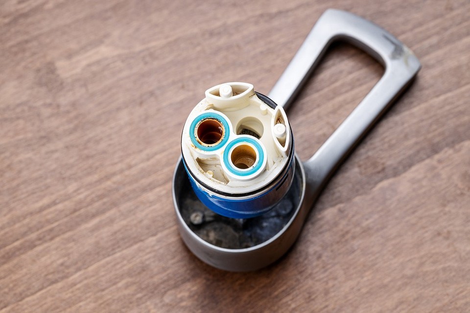 Знімаємо ручку Зняття ручки змішувача для отримання доступу до картриджа