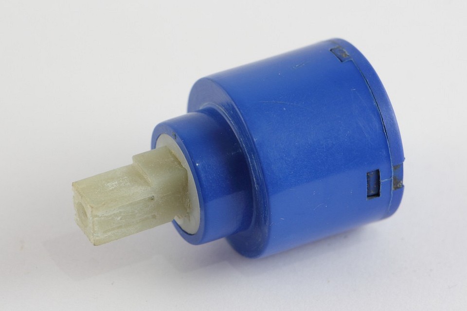 Новий проти старого Порівняння старого і нового керамічного картриджів змішувача