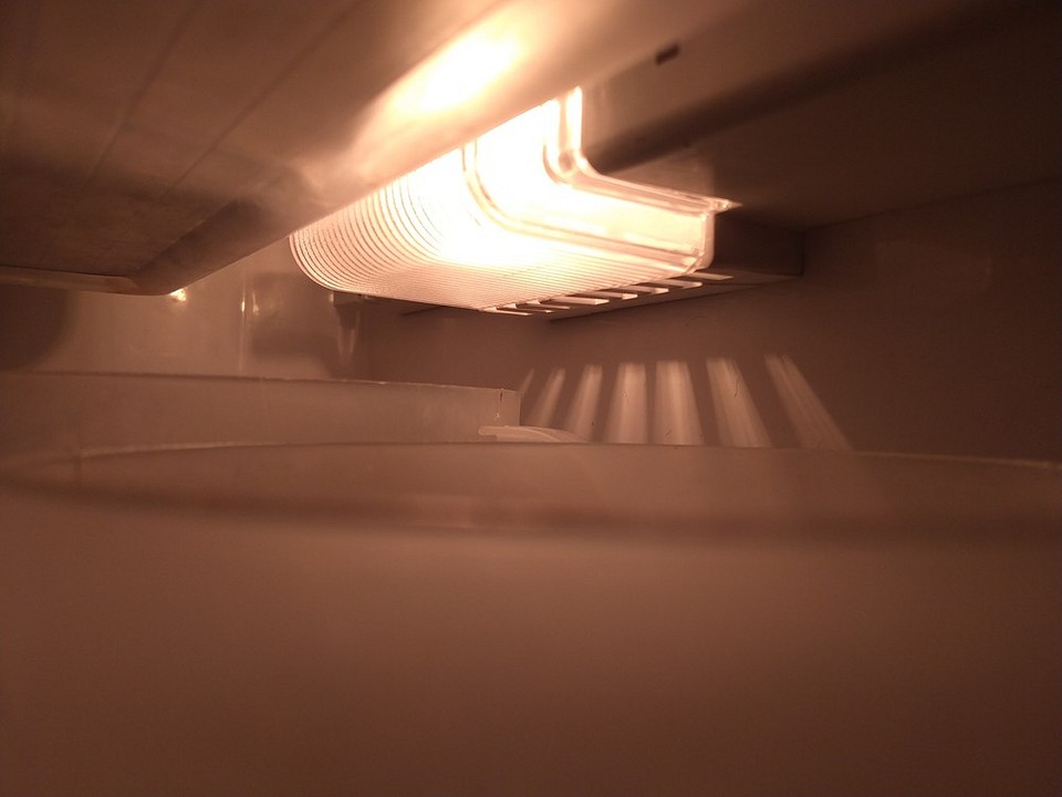 Безпечна заміна лампи Відключення холодильника від мережі перед заміною лампочки для безпеки