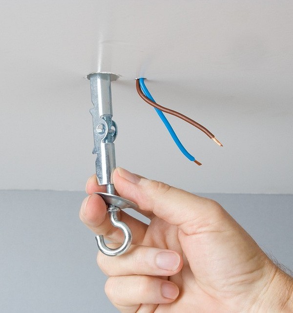 Інструкція: люстра на стелю Ілюстрація процесу встановлення люстри на натяжну стелю: покрокова інструкція.