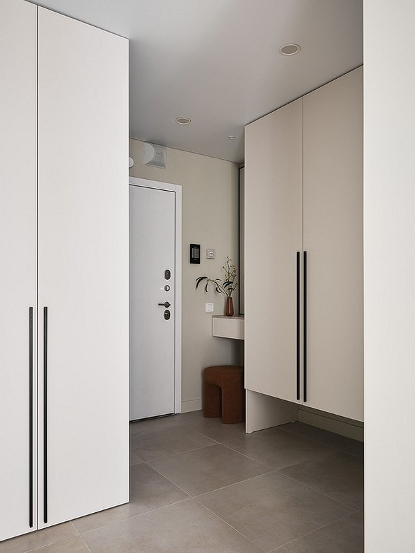 Акуратний отвір під світильник Крупний план отвору в натяжній стелі для світильника: акуратність та точність монтажу.