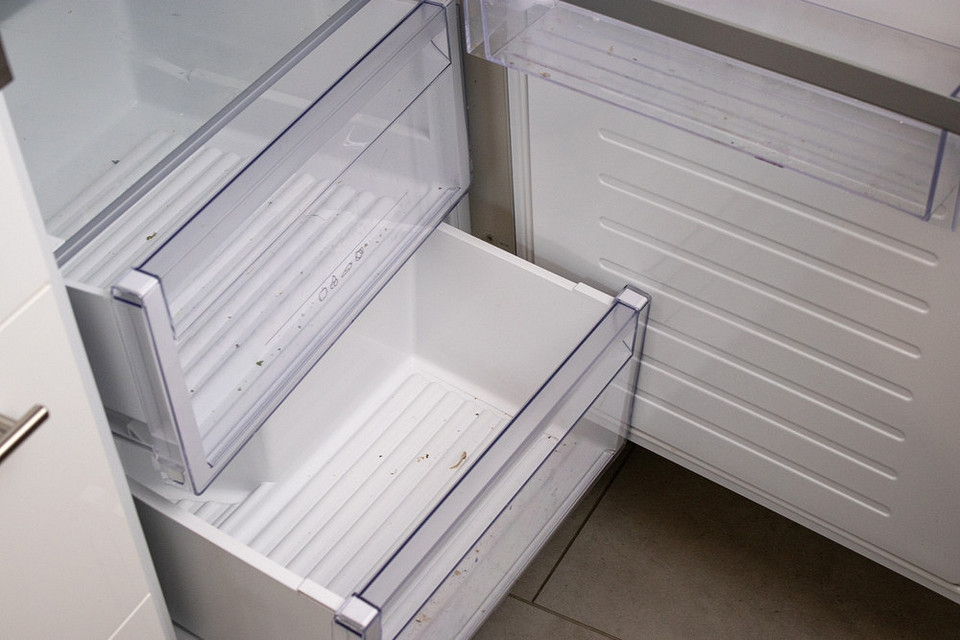 Підготовка до розморожування Підготовка до розморожування холодильника: виймаємо продукти і вимикаємо живлення