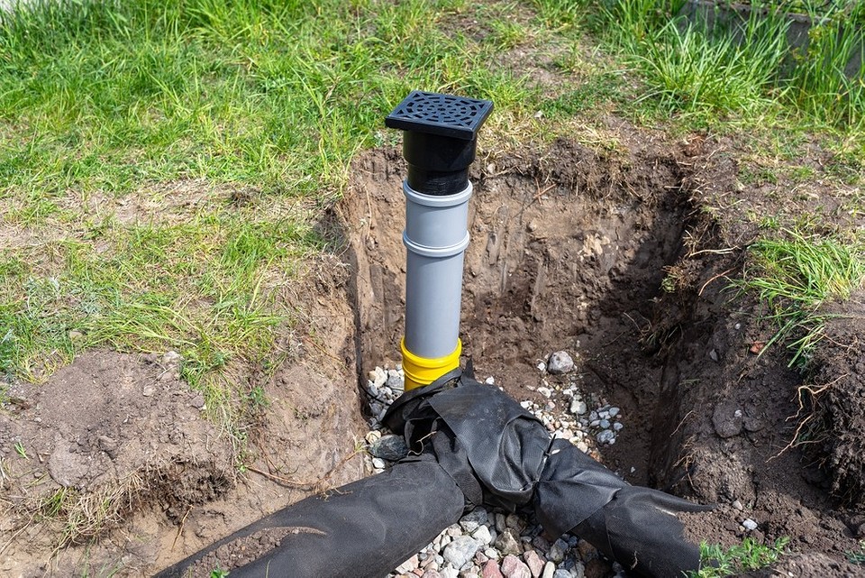 Захист фундаменту від вологи Захист фундаменту від вологи за допомогою дренажної системи: схема розташування