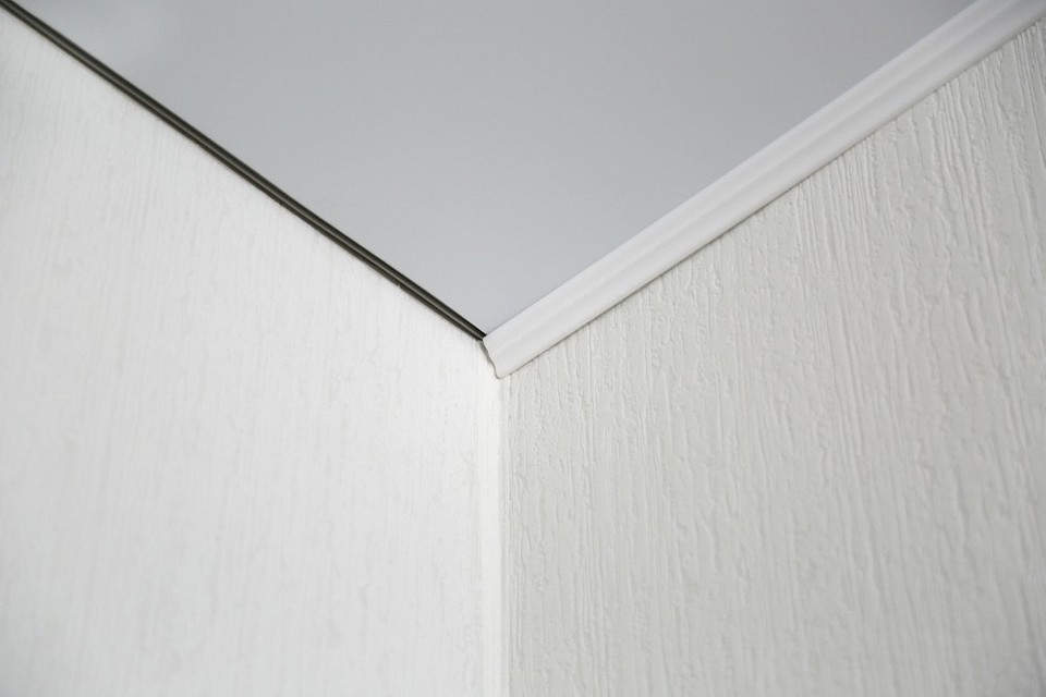 Поради з монтажу стельового плінтуса для створення бездоганних кутів.