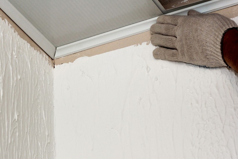 Візуалізація процесу різання кутів стельового плінтуса для легкого розуміння.