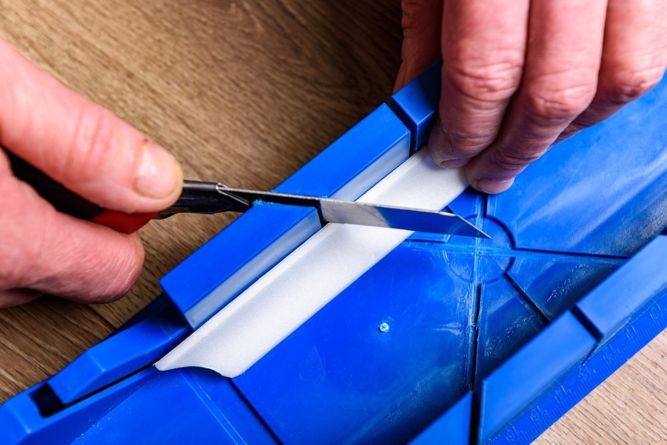 Правильне використання стусла для нарізки кутів стельового плінтуса.