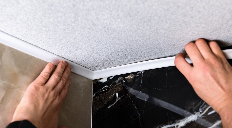 Як правильно різати кути стельового плінтуса для ідеального монтажу.