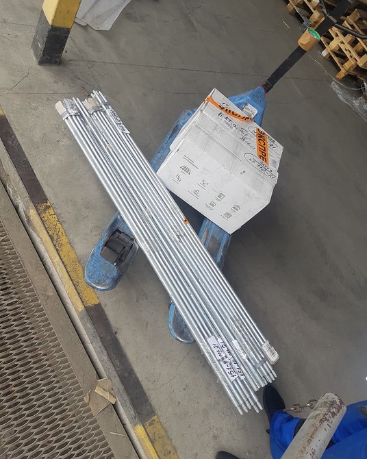 Монтаж заземлення будинку Процес монтажу системи заземлення в приватному будинку для забезпечення безпеки електромережі.