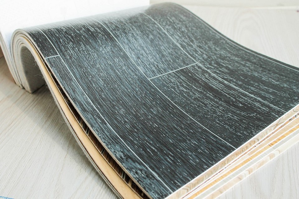 Склеювання швів лінолеуму З'єднання двох шматків лінолеуму за допомогою клею: акуратний стик