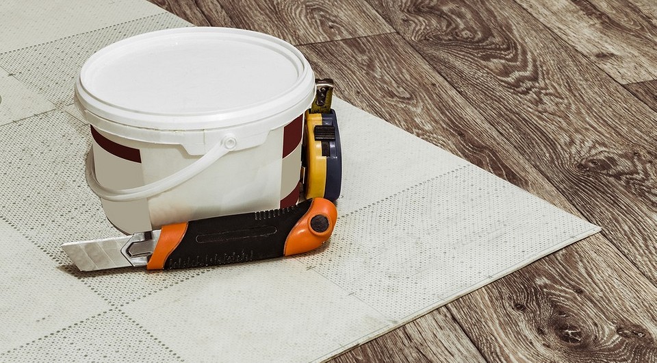 Інструменти для склеювання лінолеуму Інструменти для з'єднання лінолеуму: шпатель, ніж, клей та будівельний фен для швів