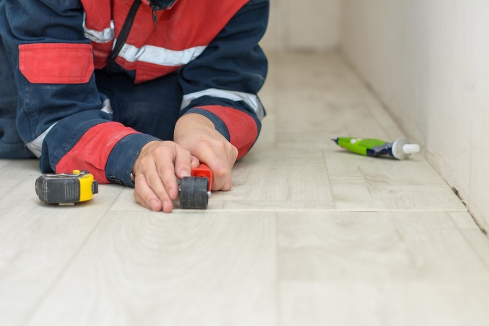 З'єднання лінолеуму в кутах Схема з'єднання лінолеуму в кутах приміщення: правильний розкрій матеріалу