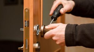 Заміна дверної ручки: інструкція та тренди 2026 року — Як зняти дверну ручку