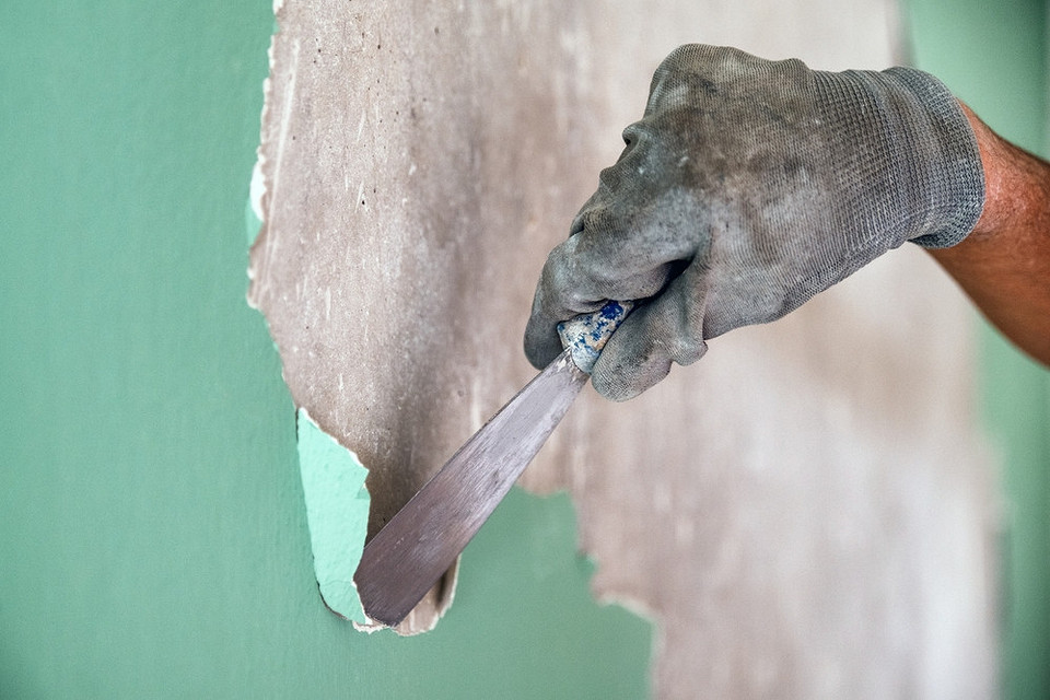 Захист підлоги - важливо Захист підлоги під час зняття фарби: запобігання забрудненню